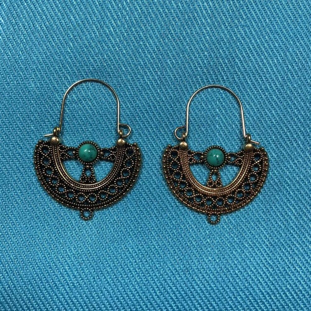 Brand new fashion earrings gold